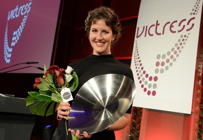 Maxie Matthiessen (Ruby Cup) freut sich am 04.04.2016 in Berlin bei der Verleihung des 11. Victress Award über die Auszeichnung in der Kategorie "Vital". Mit dem Preis zeichnet die Victress Initiative e.V. engagierte, führende Frauen aus. Foto: Britta Pedersen/dpa +++(c) dpa - Bildfunk+++